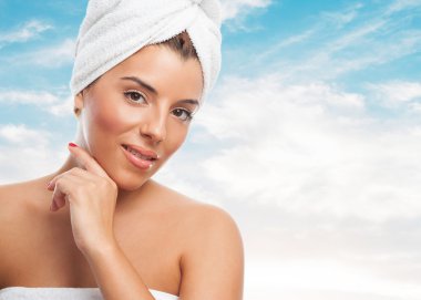 Havlusu olan genç bir kadın.