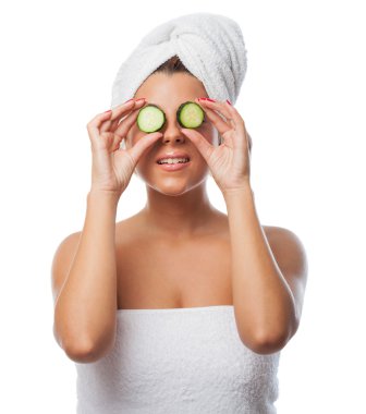 Kadın bir salatalık tedavi için hazır