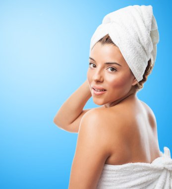 Kadın banyo yapıyor.