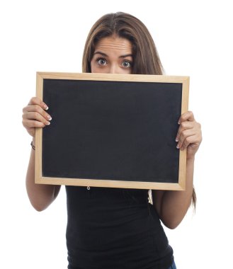 Bir kara tahta tutan güzel bir kız portresi