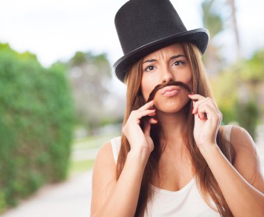 Güzel kız bir adam taklit