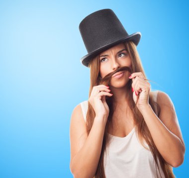 Bir adam taklit kız