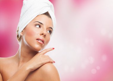 Kadın bir banyodan sonra rahat