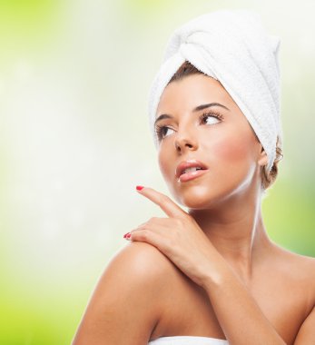 Kadın bir banyodan sonra rahat