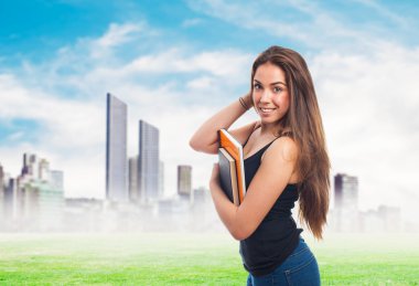 Genç öğrenci holding kitaplar