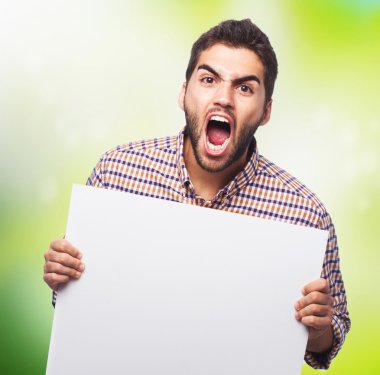 bir afişini tutan adam