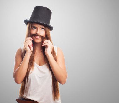 Bir adam taklit kız