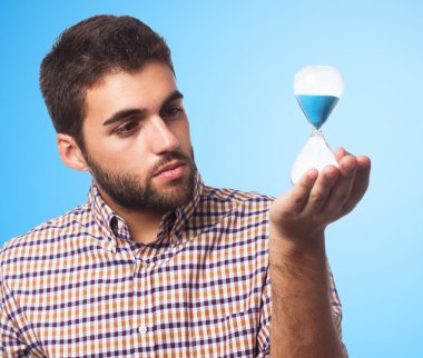 kum ve sayaç tutan adam