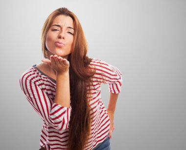 kadın bir öpücük gönderme