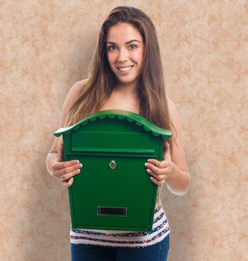 Bir posta kutusu tutan kadın