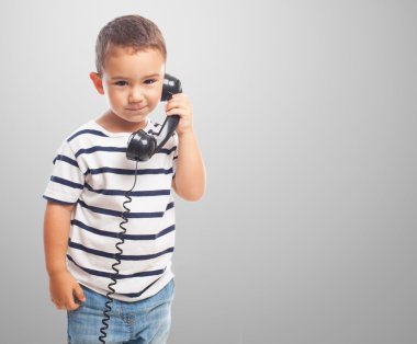 Telefonla konuşurken çocuk