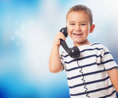 Telefonla konuşurken çocuk