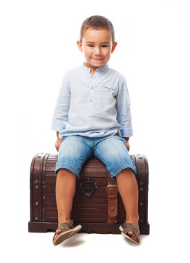 Ahşap gövde üzerinde oturan çocuk