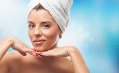 Kafasında bir havlu giyen kadın