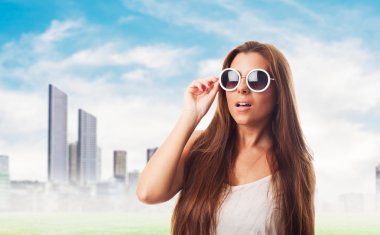 Yuvarlak bir güneş gözlüğü takmış kadın