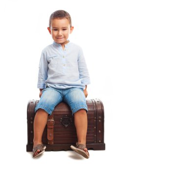 Ahşap gövde üzerinde oturan çocuk