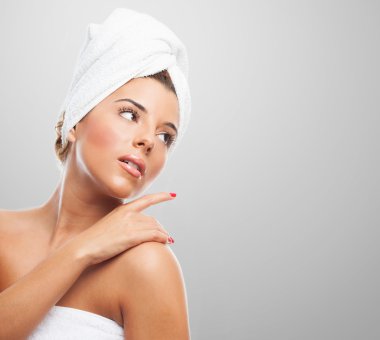 Kadın bir banyodan sonra rahat