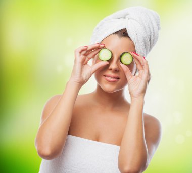 Salatalık gözleri olan kadın