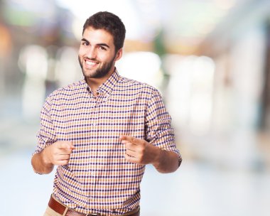 Genç adam açık için işaret