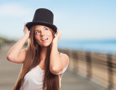 Vintage bir silindir şapka giyen güzel kız