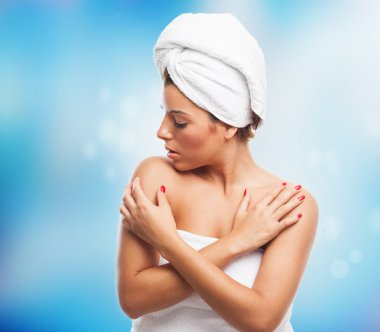 Bir banyo sonra genç kadın