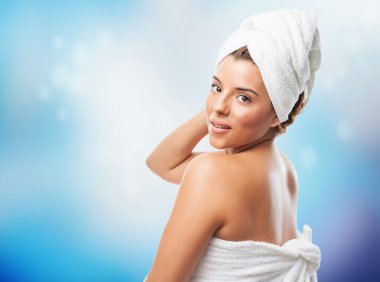 Kadın banyo yapıyor.