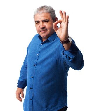 Bir başarı sembolü yapan erkek