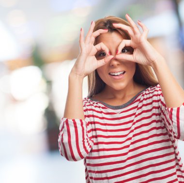 Kadının bir gözlük jest yapması