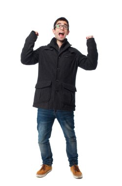 Bir zafer jest yapan erkek