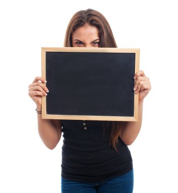 Bir kara tahta arkasındaki kız