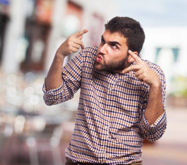 Çılgın bir jest yapan erkek