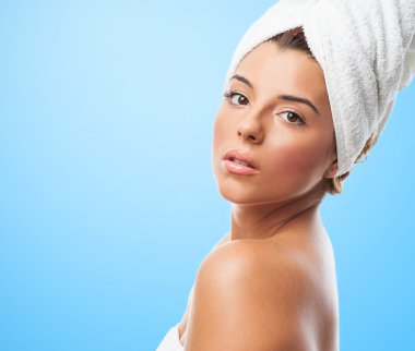 Duş aldıktan sonra genç kadın