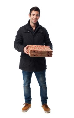 Bir pizza kutuları tutan adam