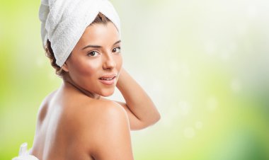 Kadın banyo yapıyor.