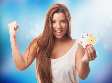 Poker oynayan kadın