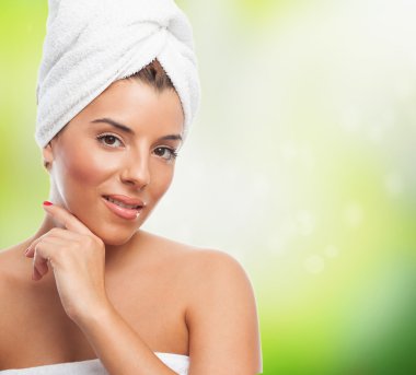 Havlusu olan genç bir kadın.