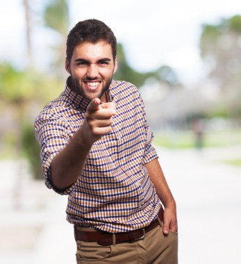 parmağıyla işaret eden adam