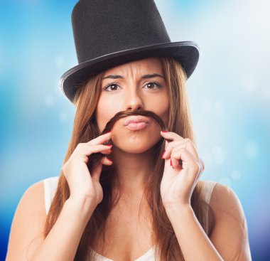 Güzel kız bir adam taklit