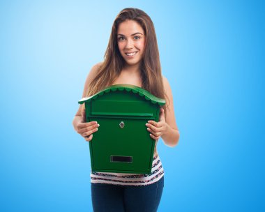 Bir posta kutusu tutan kadın