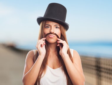 Güzel kız bir adam taklit