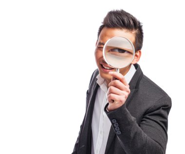 Büyüteçle bakan bir adam