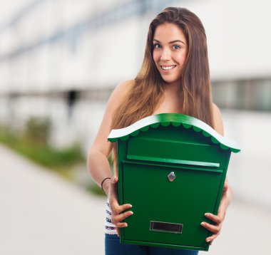 Bir posta kutusu tutan kadın