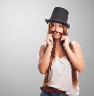 Güzel kız bir adam taklit