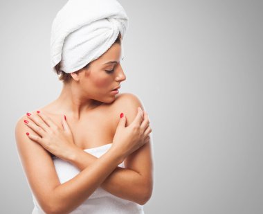 Bir banyo sonra genç kadın