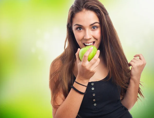Femme mangeant une pomme de geeen — Photo