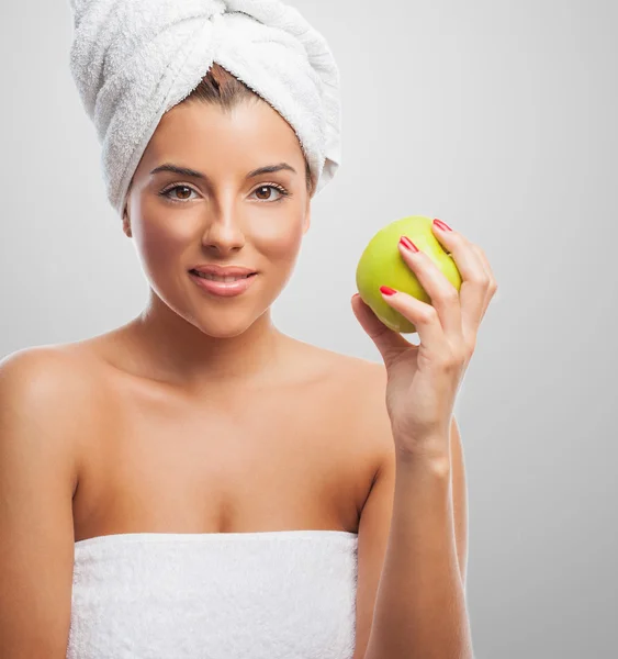 Donna dopo un bagno con mela — Foto Stock