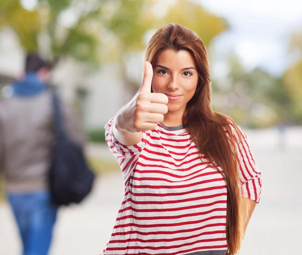 Jonge vrouw met duim omhoog — Stockfoto