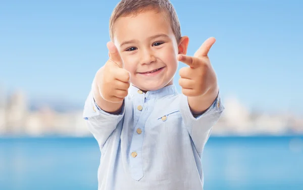 Kleiner Junge macht die Siegesgeste — Stockfoto