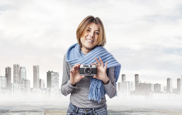 Mujer sosteniendo una cámara — Foto de Stock