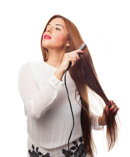 Mujer usando sus planchas para el cabello —  Fotos de Stock